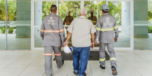 colabores da Araújo Abreu devidamente uniformizados entrando em um prédio