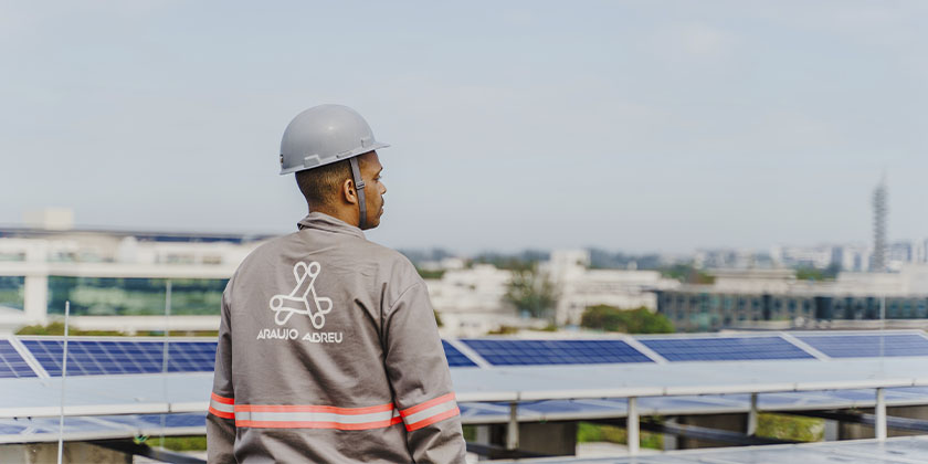 colaborador da Araújo Abreu próximo a vários painéis solares