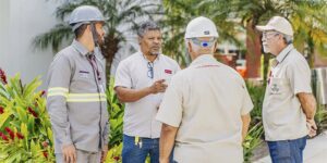 colaboradores da Araújo Abreu devidamente uniformizados conversando sobre gestão de facilities