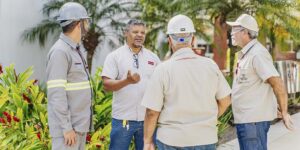 colaboradores da Araújo Abreu reunidos conversando sobre práticas eficientes de gestão de facilities