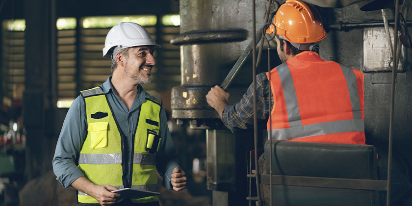 colaboradores equipados com EPIs fazendo a gestão de facilities de uma empresa