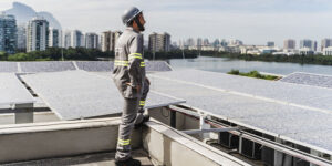 colaborador da Araujo Abreu no terraço de um prédio olhando a cidade à sua volta