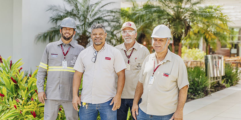 colaboradores da Araujo Abreu sorrindo em frente a um prédio