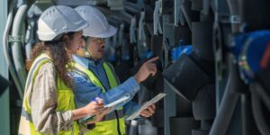 Engenheiros conferindo as instalações do sistema hídrico de uma empresa.